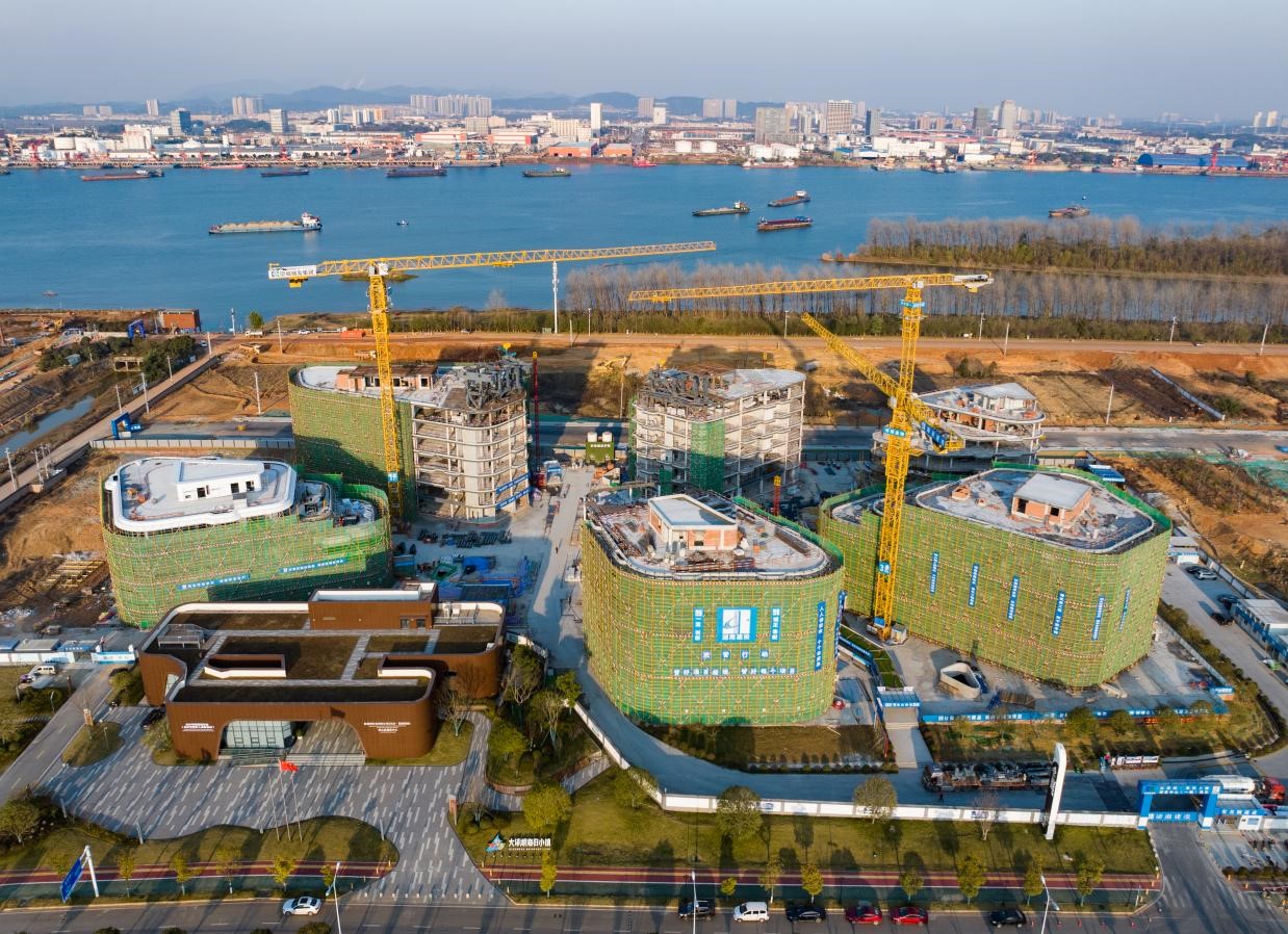 打造北岸总部经济区-湿地公园-体育馆长沙大舞台-滨江广场-游船码头的城市风貌展示轴
